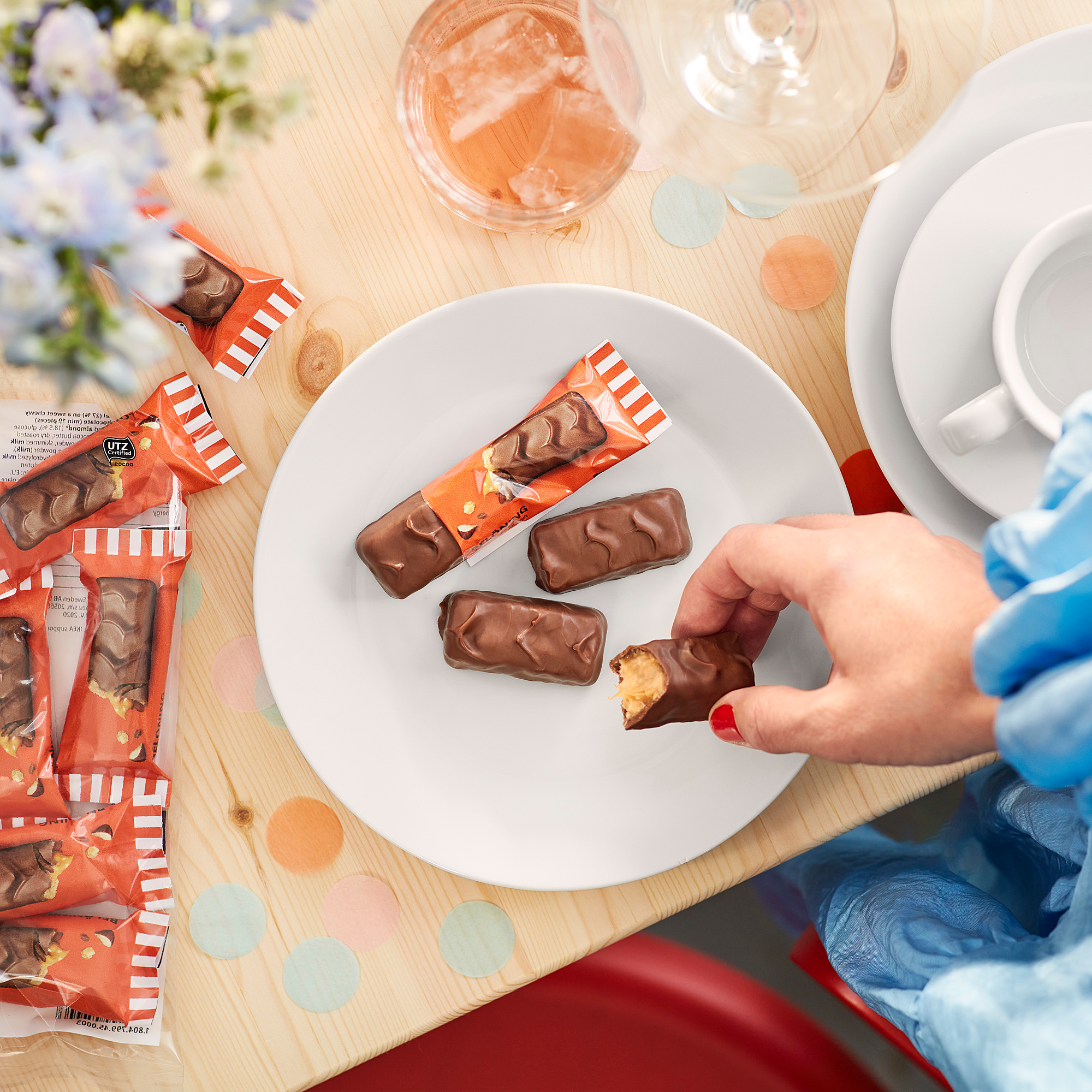 BELÖNING milk chocolate bar w caramel and salty almond filling UTZ