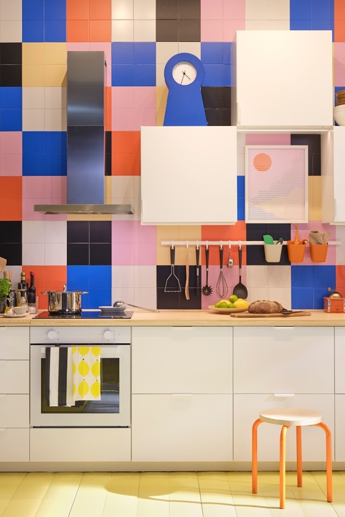 A colourful kitchen with METOD cabinets and sleek white VEDDINGE fronts.