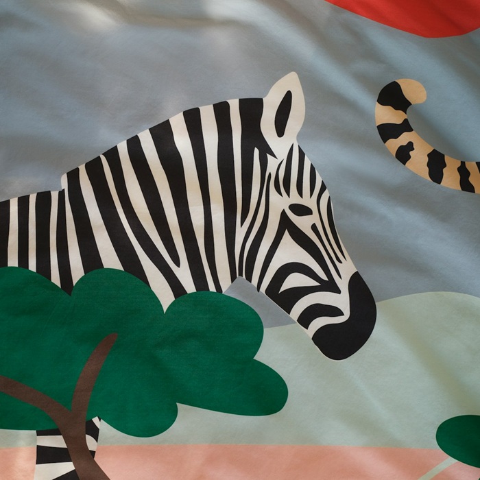 Ar zebras rakstu rotāta SANDLÖPARE gultasveļas komplekta tuvplāns.        