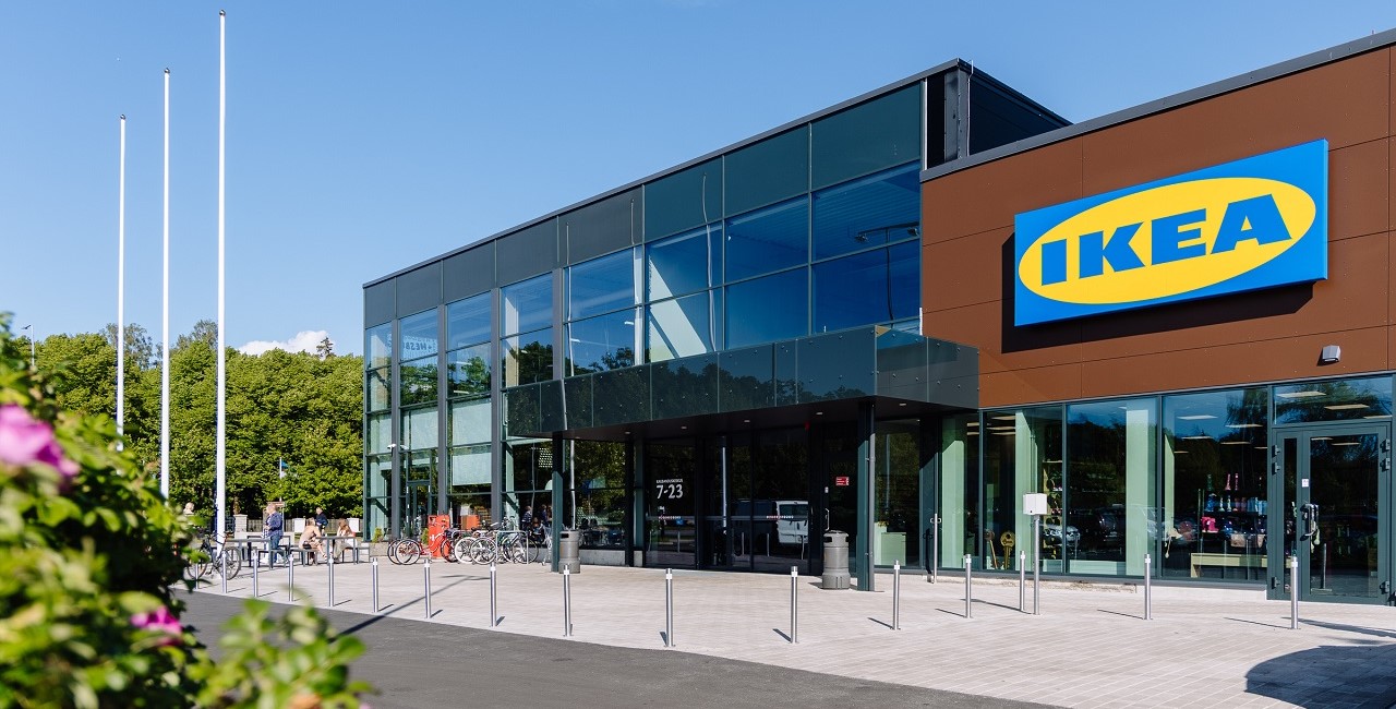 Вход в торговый центр с большим логотипом IKEA