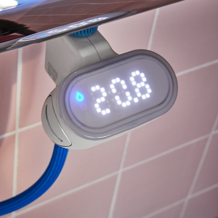 Lähivaade digitaalsele BERGVATTNET dušivee mõõdikule, mille LED-ekraanil on kuvatud temperatuur 20,8. Seadme alt paistab sinine dušivoolik.