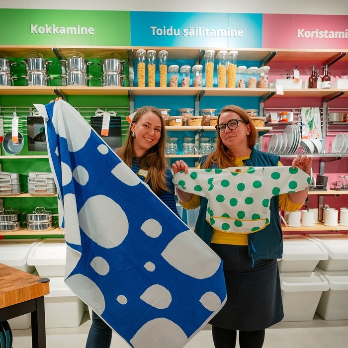 Two cheerful IKEA experts in a colorful children´s room setting.