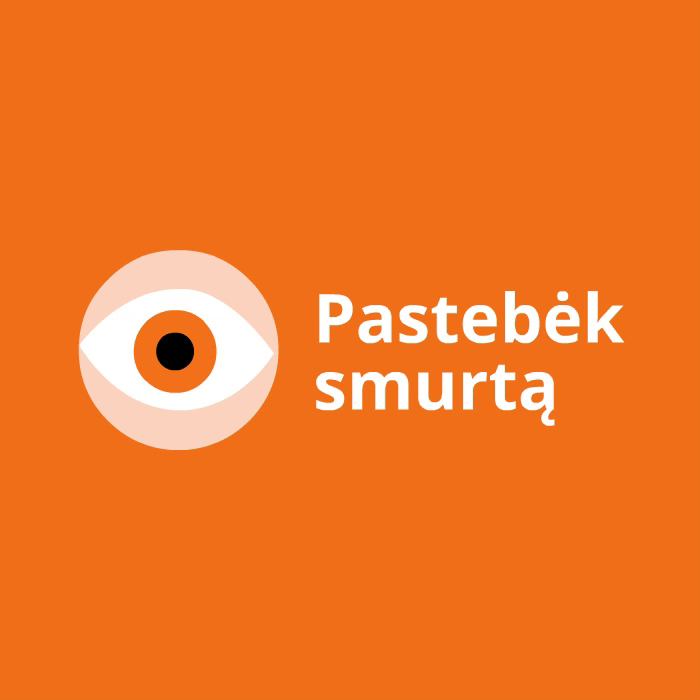 Oranžinis fonas su mirksinčia stilizuota akimi kairėje. Dešinėje pusėje tekstas „Pastebėk smurtą“.