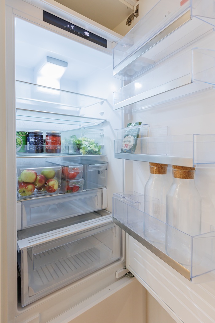 Idealiai tvarkingas šaldytuvas – daržovės ir kiti maisto produktai sudėti į skaidrias dėžutes KLIPPKAKTUS.