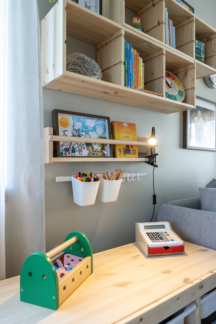 Children´s bookshelves with books and a countertop with toys.