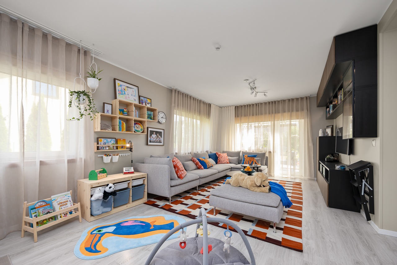 Home idea with IKEA: a cosy and funtional living room for eight