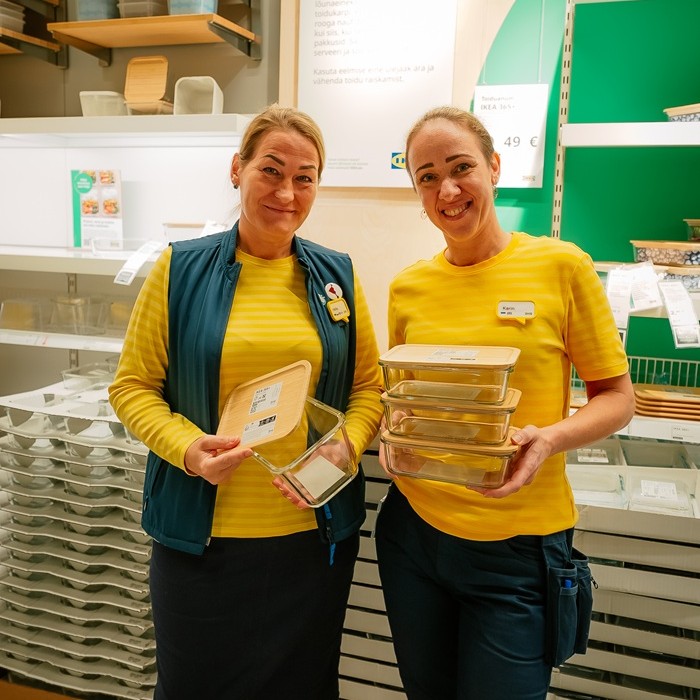 Two cheerful IKEA experts in a colorful children´s room setting.
