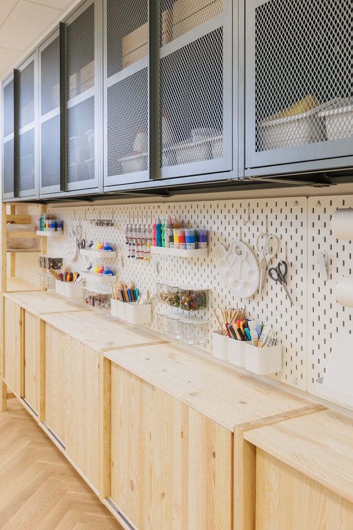 Ant sienos pritvirtintos perforuotosios lentos su įrankiais, teptukais ir indeliais įvairioms smulkmenoms.