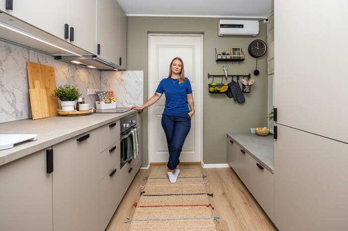 Naeratav IKEA sisekujundaja Caroli seisab omaloodud köök-esikus.