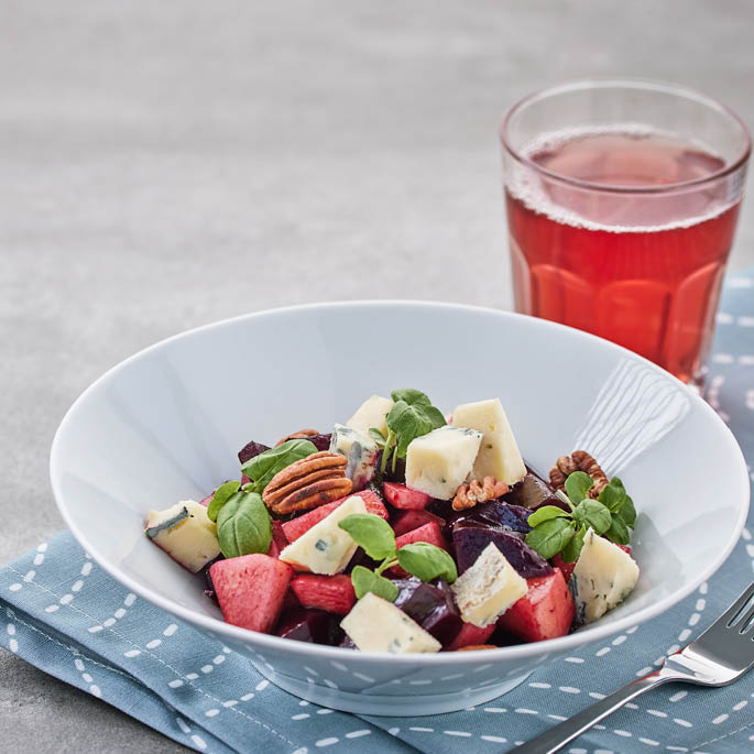 Блюдо из Шведского ресторана: Салат из горгонзолы, свеклы и груши