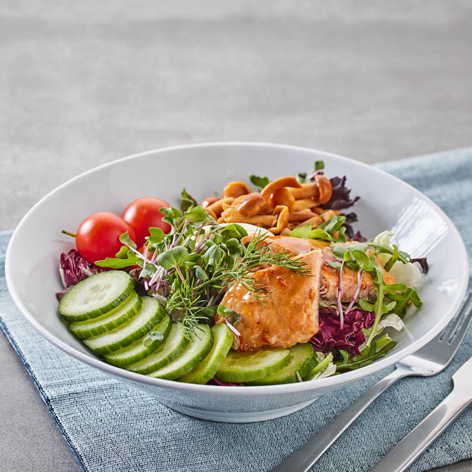 Блюдо из Шведского ресторана: Салат с лососем-гриль