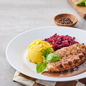 Švediško restorano patiekalas: vištienos maltinukas su moliūgų ir bulvių koše bei burokėlių salotomis