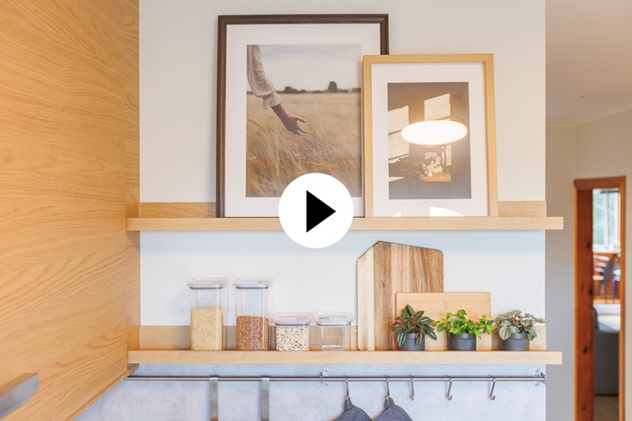 Эпизод шоу о переделках интерьеров, демонстрирующий превращение давно не ремонтировавшейся кухни в современное, уютное и хорошо организованное пространство с обеденной зоной. В шоу участвуют владельцы кухни, ведущий и дизайнер интерьеров IKEA.