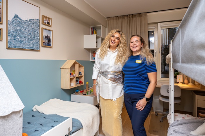 Telesaate juht ja IKEA disainer seisavad rõõmsalt keset rahulikes toonides lastetuba.