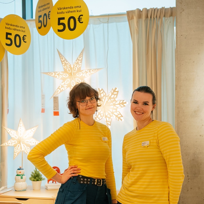 Kaks rõõmsat IKEA eksperti värvilises lastetoas.