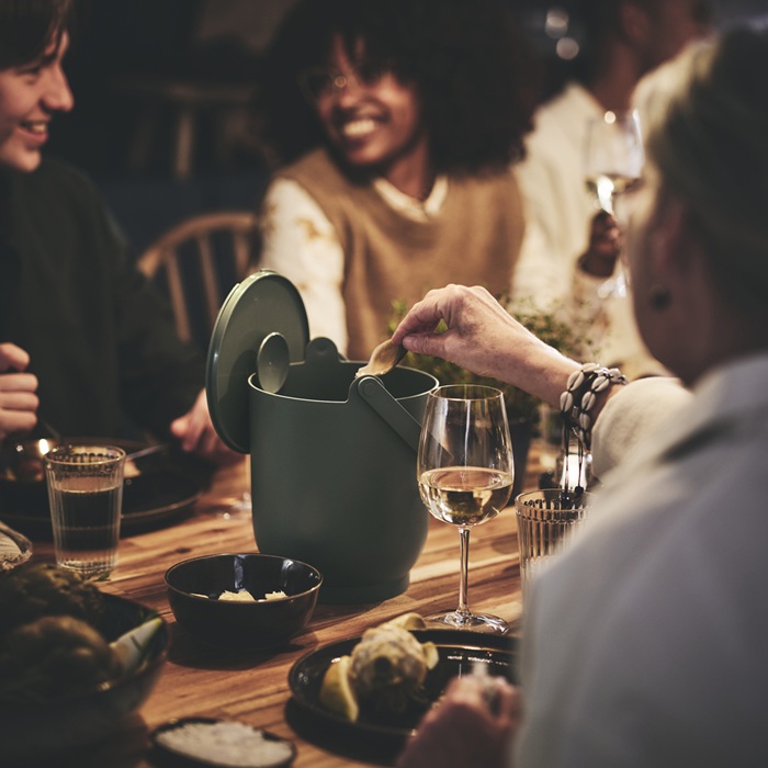 Tume GLADELIG sügav taldrik lihapallide ja pastaga on pandud puidust lauale.