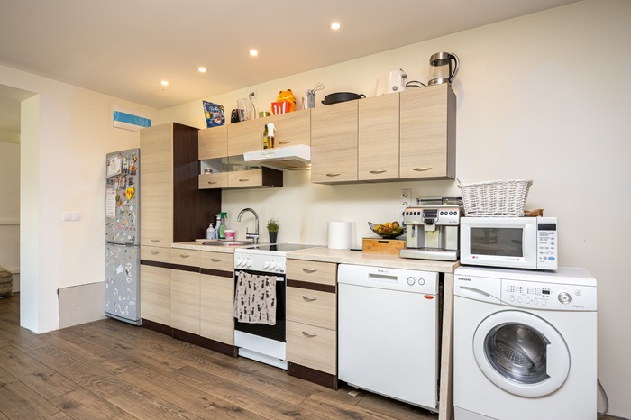 Piklik heledates toonides lastetuba, mille mõlemas servas on voodi ja otsaseinas avatud puidutoonis uks. Toa kaugemas otsas on mõlemal pool seina ääres panipaik riietele.