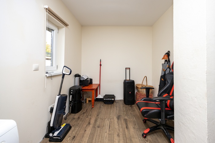 Heledates toonides lastetuba. Ees paremas servas on tänavamustriga mänguvaip, mille peal on palju suuri värvilisi mänguasju. Ees vasakul on roosa tekiga voodi.