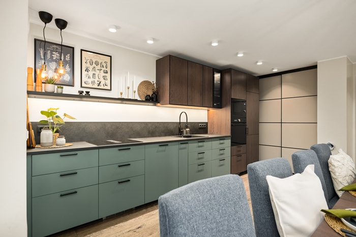 Rahulik lastetuba, kus seinte valget värvi täiendavad mahedad roosad ja sinised toonid. Seinte ääres on voodi ja narivoodi, toa otsaseinas on akna all vasakul mängulaud ja paremal kirjutuslaua ja tooliga õppimisnurk.