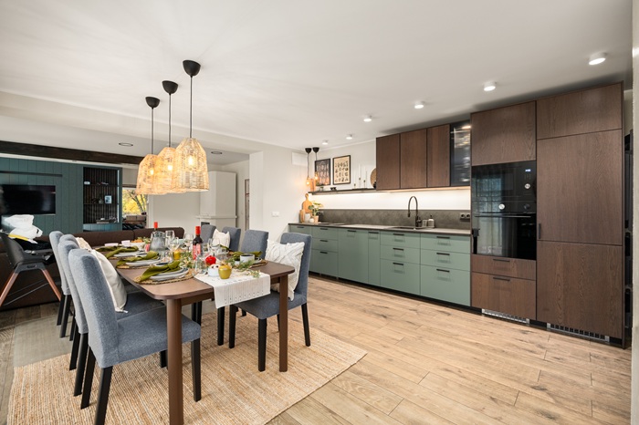 Rahulik lastetuba, kus seinte valget värvi täiendavad mahedad roosad ja sinised toonid. Seinte ääres on voodi ja narivoodi, toa otsaseinas on akna all vasakul mängulaud ja paremal kirjutuslaua ja tooliga õppimisnurk.