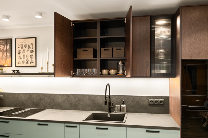 Lastetuba garderoobiosa poolt. Puitribid jaotavad heledates toonides ruumi garderoobiosaks ja magamisosaks. 