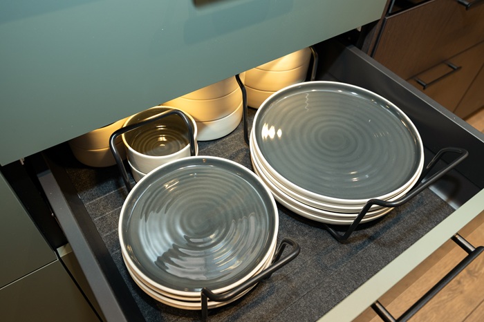 Lastetuba garderoobiosa poolt. Puitribid jaotavad heledates toonides ruumi garderoobiosaks ja magamisosaks. 