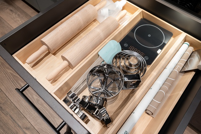 Lastetuba garderoobiosa poolt. Puitribid jaotavad heledates toonides ruumi garderoobiosaks ja magamisosaks. 