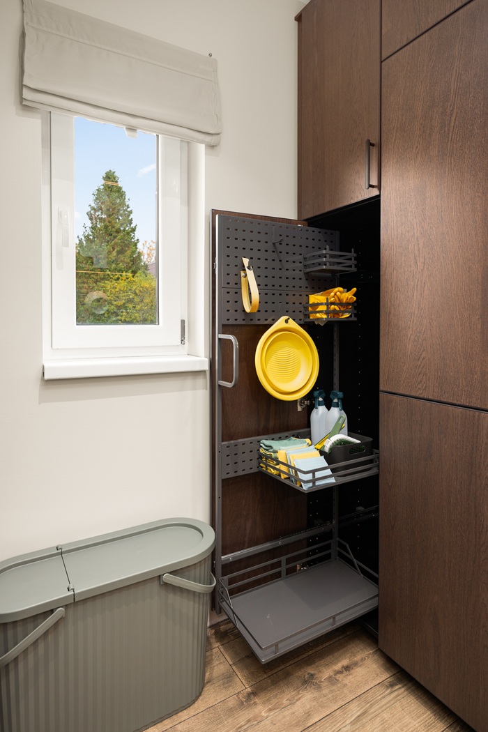 Garderoob, kus on valge kummut, mille ühel kohal ripuvad riidepuutorul riided. Kummuti kõrval on kokkupandud mängumatt.