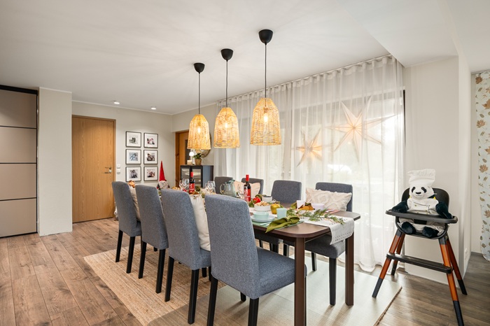 Roosa seinaga õpinurk, mille kõrval paistab valge narivoodi ots. Õpinurgas seisab akna all valge kirjutuslaud, riiul ja valge kirjutuslauatool.