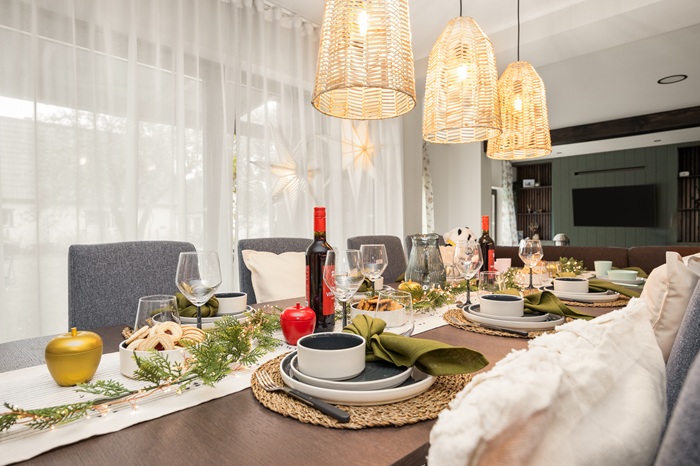 Roosa seinaga õpinurk, mille kõrval paistab valge narivoodi ots. Õpinurgas seisab akna all valge kirjutuslaud, riiul ja valge kirjutuslauatool.