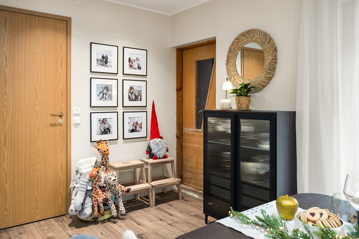 Telesaate juht ja IKEA disainer seisavad rõõmsalt keset rahulikes toonides lastetuba.