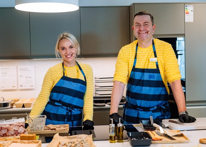 Лаури, глава продовольственного подразделения IKEA в Эстонии, и любительница вкусно поесть Кассандра стоят на кухне выставочного зала и с удовольствием готовят разнообразные блюда.