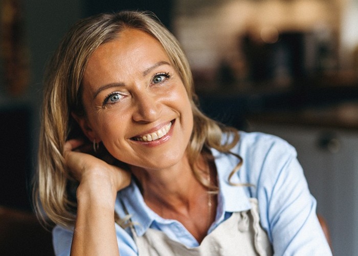 Портрет улыбающейся Туули Матисен крупным планом.