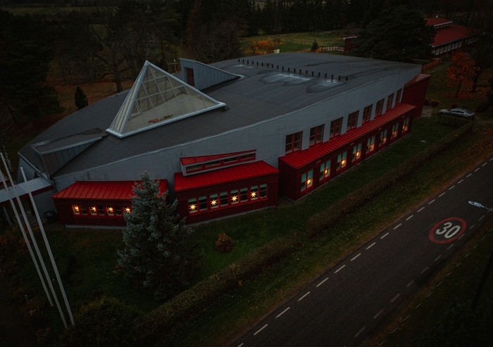 The gray-topped Kihnu community center from the air. The STRÅLA stars shine on the windowsills.