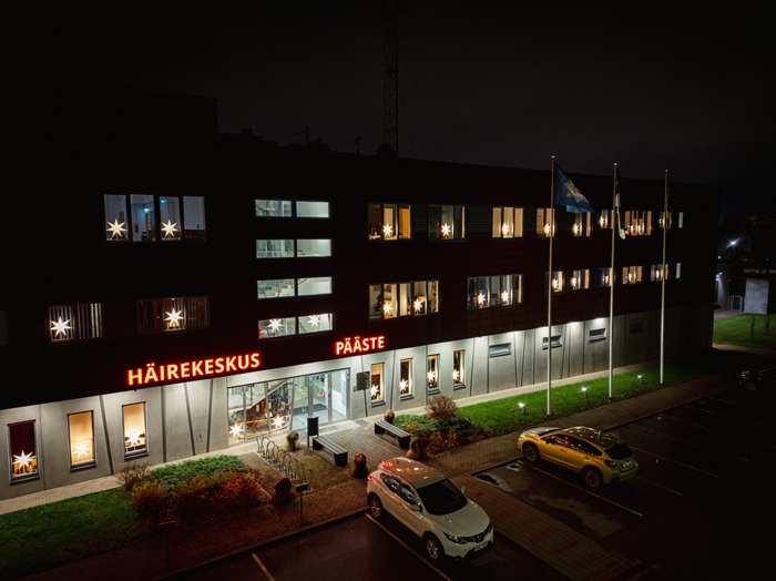 Aerial view of the rescue center building from the front. STRÅLA stars shine on the center's two rows of windows.