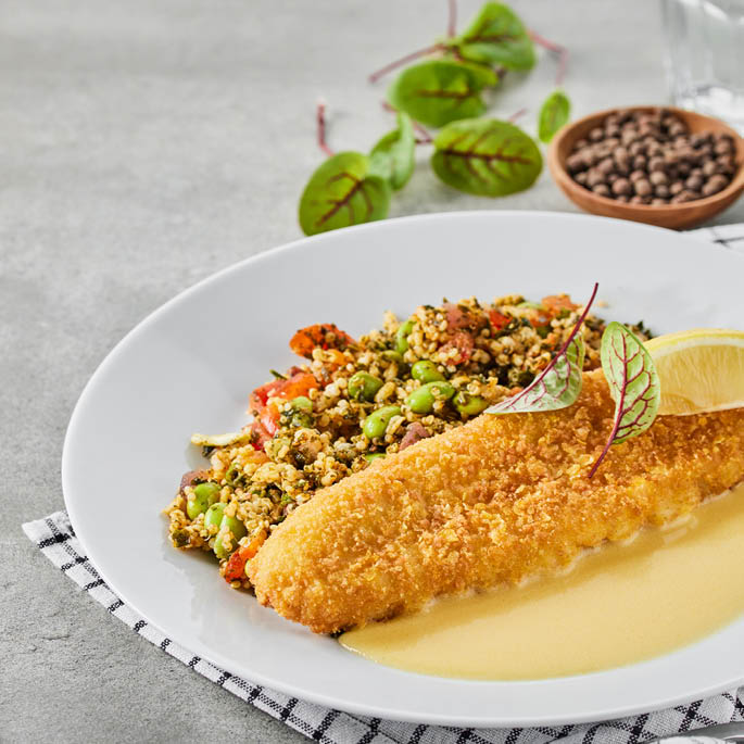 Švediško restorano patiekalas: menkės filė tešloje su gruzdintomis bulvytėmis, agurkais, majonezu, kepsnių padažu, šviežiais krapais ir agurkų bei garstyčių salotomis