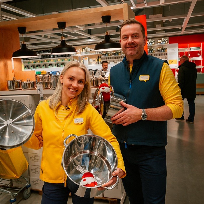 Two cheerful IKEA experts in a colorful children´s room setting.