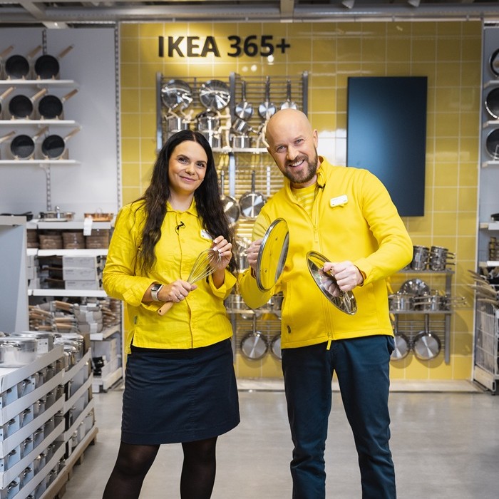 Два эксперта ИКЕА стоят в магазине, одетые в синие и жёлтые униформы.