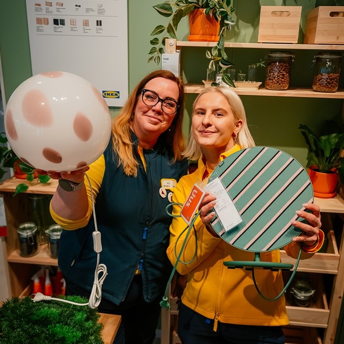 Kaks rõõmsat IKEA eksperti värvilises lastetoas.