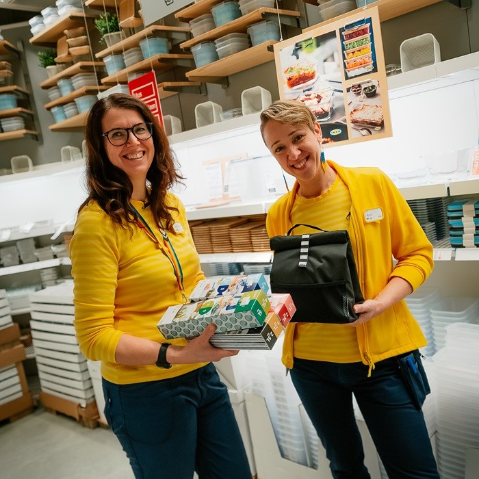 Kaks rõõmsat IKEA eksperti värvilises lastetoas.