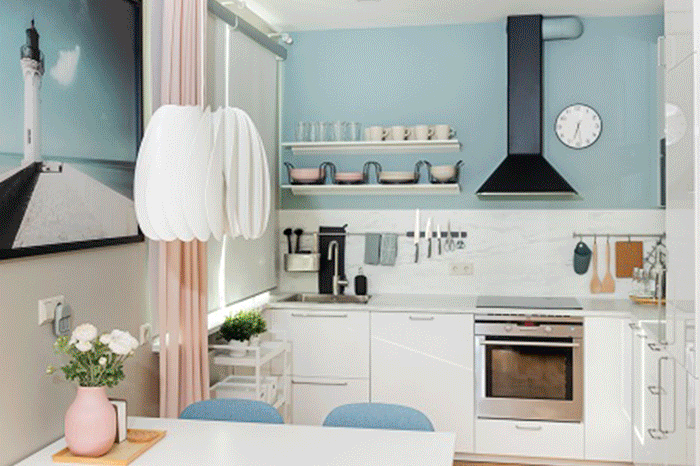 Mājokļa pārvērtību attēli, kur redzamas pārvērtības guļamistabās, virtuvēs un dzīvojamās istabās.