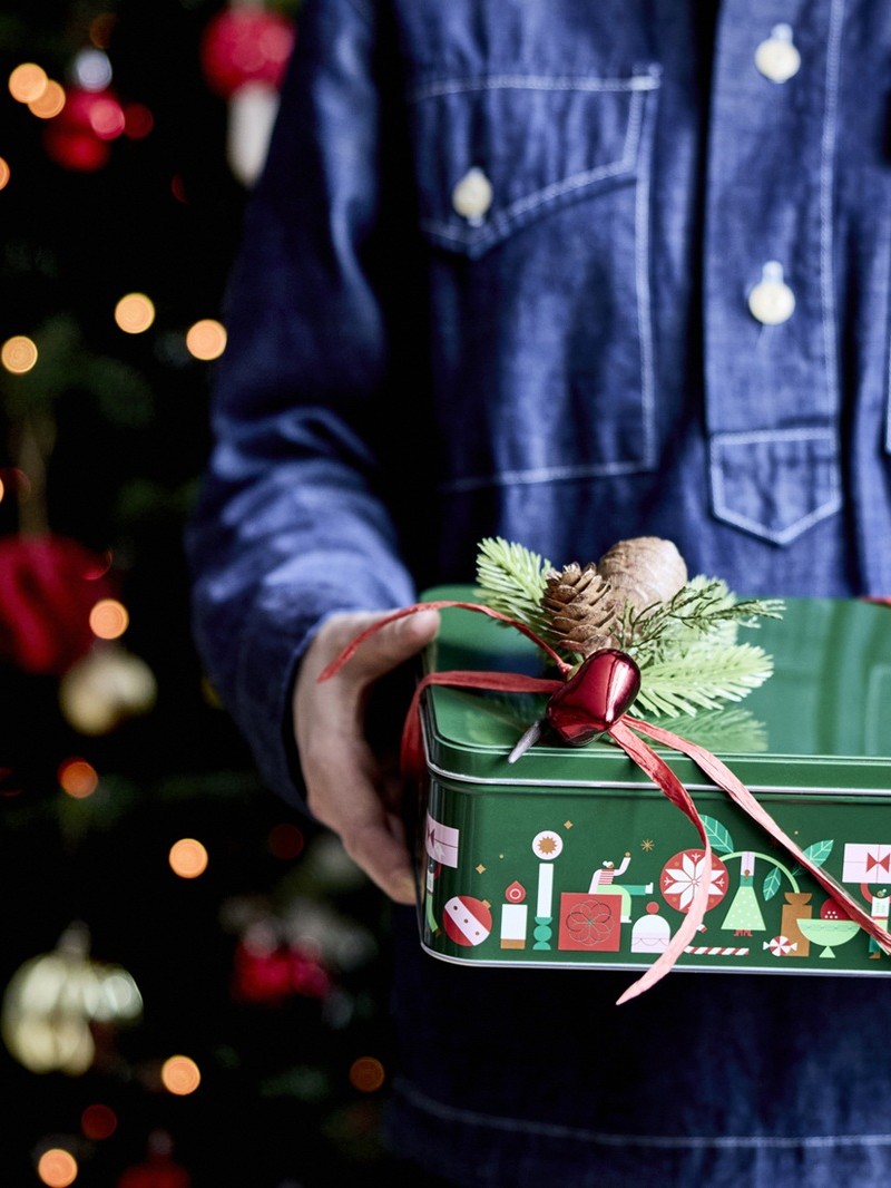 Vairāki cits citam blakus iekarināti STRÅLA zvaigznes formas abažūri baltā un zelta krāsā mirdz un rada telpā siltu svētku atmosfēru.                                