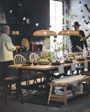 Gaiša, mājīga virtuve ar baltu virtuves iekārtu, koka krēsliem un ēdamgaldu. Virtuve izdekorēta ar baltiem papīra karodziņiem. Divas pieaugušas personas, trīs bērni un divi suņi ietur brokastis.