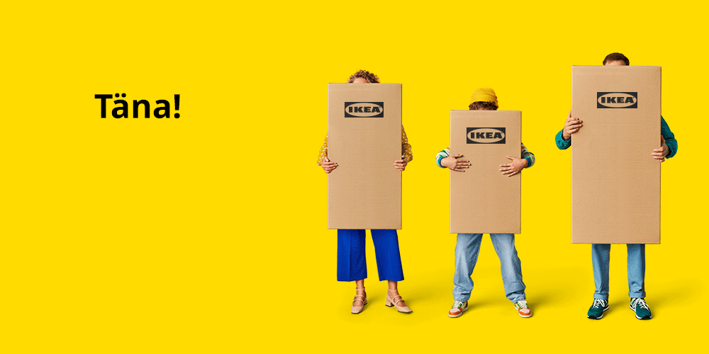 Kolm kollasel taustal seisvat inimesest hoiavad käes IKEA logoga lamepakendeid.